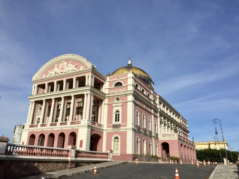 Uber, táxi ou transfer? Descubra como se locomover em Manaus