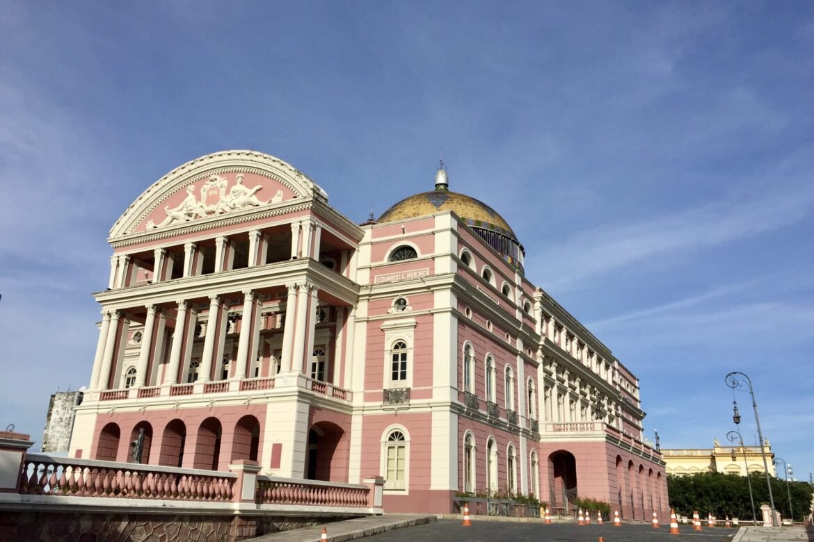 Uber, táxi ou transfer? Descubra como se locomover em Manaus